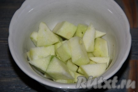 Яблоко очистить и нарезать на кусочки.
