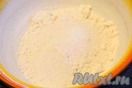 В миску просеять муку, добавить соль, сахар и ванильный сахар.
