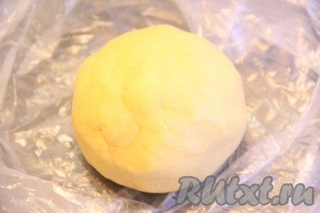 Замесить мягкое и эластичное тесто. Убрать тесто в пакет и оставить на 1 час при комнатной температуре.
