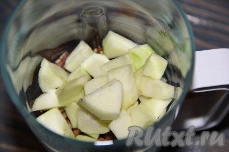 В чашу блендера поместить сухофрукты, яблоко, орехи и ванильный сахар. 

