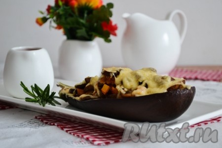 Лодочки из баклажанов, запеченные с грибной начинкой, получаются сытными, вкусными и очень ароматными. Такое блюдо можно смело отправлять на праздничный стол. 
