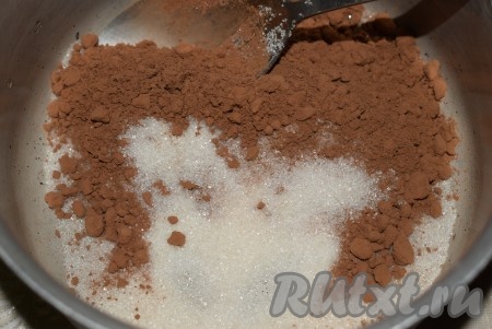 Пока охлаждается тесто, приготовим шоколадную помадку. Для этого в алюминиевую кастрюлю (эмалированную посуду не используйте, в ней помадка подгорает) насыпаем сахар и какао, перемешиваем.
