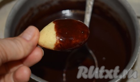 Остывшее печенье обмакиваем в шоколадную помадку так, чтобы "мордочка" ёжика оставалась без помадки (как на фото).