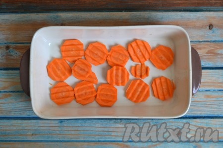 В форму для запекания выложить кусочки нарезанной очищенной моркови.
