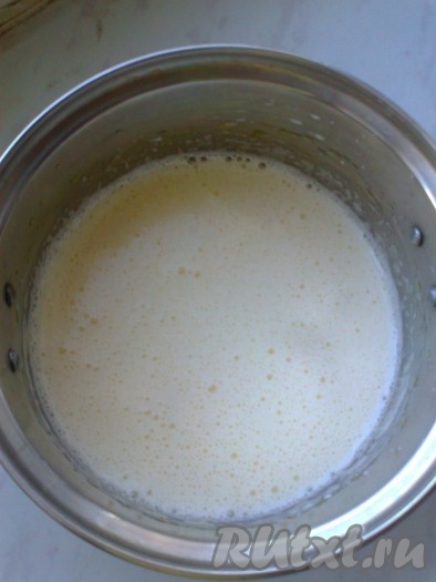 Приготовление теста: сначала надо растопить сливочное масло в кастрюльке или микроволновке и оставить его остужаться.

Яйца взбить с сахаром с помощью миксера в течение 3 минут (до увеличения объема и растворения сахара).