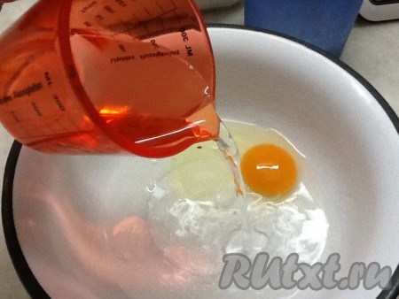 Затем отмеряем 200 мл прохладной кипячёной воды и выливаем в миску с яйцом.