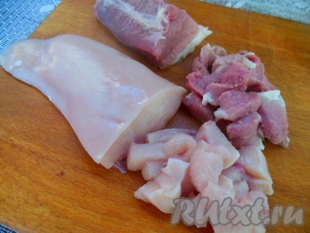 Оставшуюся свинину и куриное мясо нарежьте на кусочки. 
