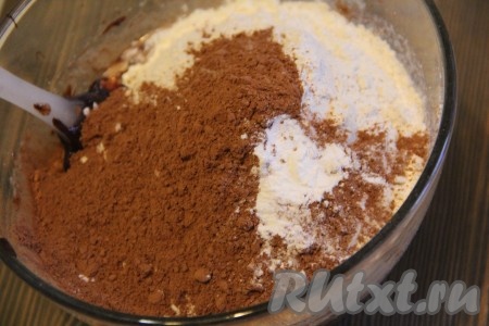 Затем добавить просеянную муку, какао, разрыхлитель и соль.
