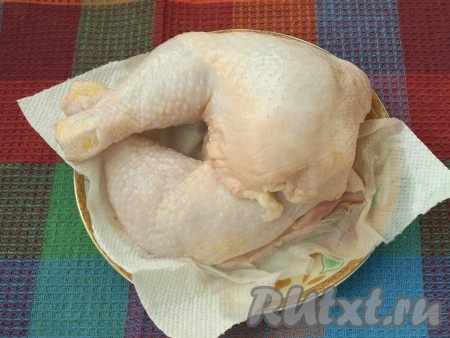 Промыть тщательно порционные кусочки курицы, удалить лишние волоски, вытереть насухо.
