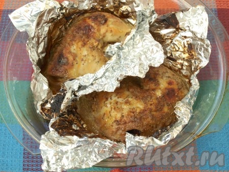 Разогреть духовку до 200 градусов и запекать курицу 30 минут, затем развернуть фольгу и дать зарумяниться в течение минут 20.

