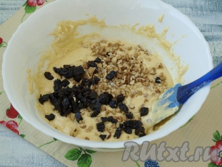 Нарубить очищенные грецкие орехи и нарезать кусочками чернослив, добавить их в тесто и перемешать. Тесто получится густым.
