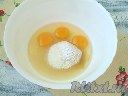 Разбить в миску яйца, добавить ванилин и сахар.