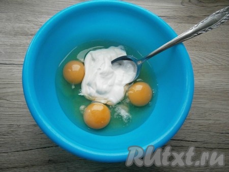 Приготовить заливное тесто: в миску разбить яйца, добавить сметану, щепотку соли, взбить венчиком.