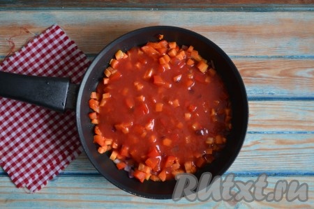 К обжаренным овощам влить томатный сок и продолжить приготовление овощной заправки еще 5-7 минут на небольшом огне. За это время должна выпариться жидкость. 