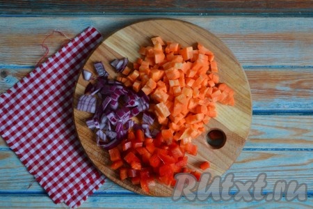 Очищенные лук и морковь, а также сладкий перец, освобожденный от семян, нарезать мелкими кубиками. 