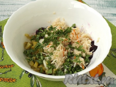 Добавить в салат квашеную капусту и измельчённую петрушку.