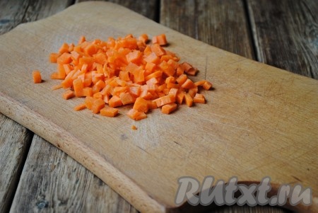 Очищенную морковку тоже нарезать небольшими кубиками. 
