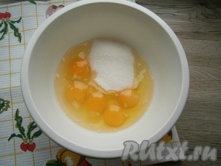 Яйца разбить и поместить в глубокую миску, добавить соль и сахар, а также, по желанию, ванильный сахар.