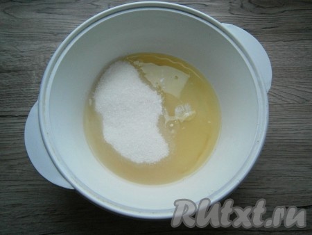В миску или кастрюльку поместить сырые охлажденные белки, сахар, ванильный сахар и лимонную кислоту.