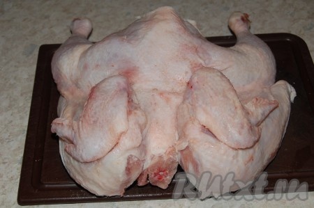 Цыпленка подготовить, промыть, разрезать вдоль грудки, распластать.