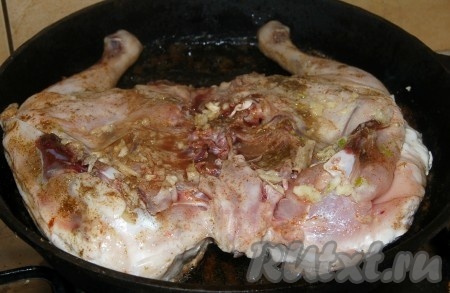 В процессе жарки тушки цыпленка периодически смазываем его этой кашицей с каждой стороны.