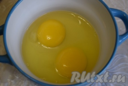 Пока фасоль с луком тушатся, нужно приготовить яичную заливку. Для этого нужно в миску вбить яйца.
