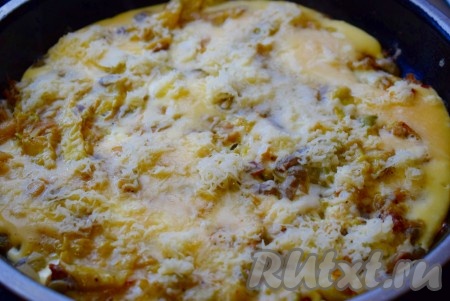 Когда яйца "схватятся", посыпать омлет с фасолью сыром, накрыть крышкой и дать сыру расплавиться в течение пары минут.
