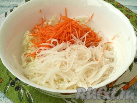Дайкон (если используете) и морковь очистить, натереть на корейской тёрке и выложить к пекинской капусте.
