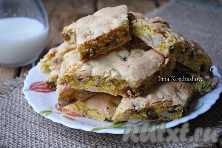 Мягкое, необыкновенно вкусное печенье "Мазурка", приготовленное с грецкими орехами и изюмом, можно подавать к столу. 

