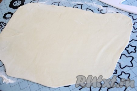 На столе, присыпанном мукой (или на силиконовом коврике), раскатать тесто в пласт толщиной, как на пельмени.
