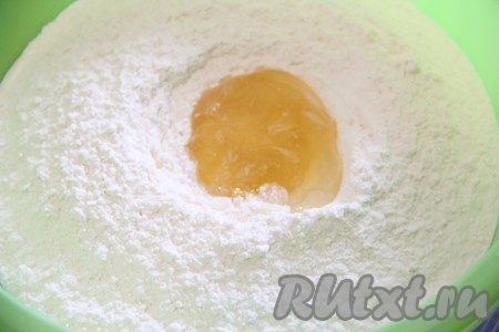 Для начала приготовить тесто, для этого в глубокую миску просеять муку и соль. Затем добавить яйцо.