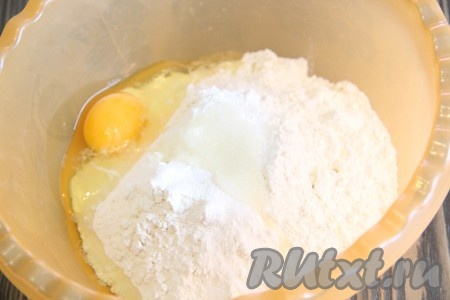 Приготовить тесто: муку просеять, добавить соль и яйцо.