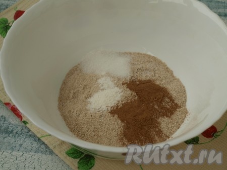 В другой миске смешать сухие ингредиенты: овсяную муку, разрыхлитель, корицу, ванильный сахар и соль.