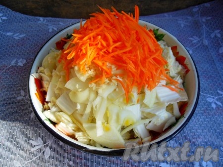 Морковку, чеснок и лук очистите. Репчатый лук нарежьте полукольцами, морковь натрите на терке, чеснок измельчите при помощи ножа, выложите к нарезанной пекинской капусте и перемешайте.

