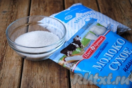 Подготовить необходимый набор ингредиентов для приготовления сгущенки из сухого молока в домашних условиях. 