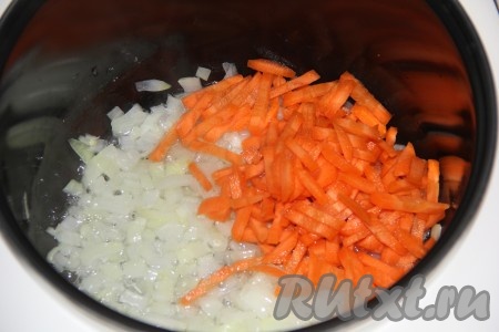 Затем добавить в чашу морковь. Обжарить, помешивая, овощи еще 5 минут.
