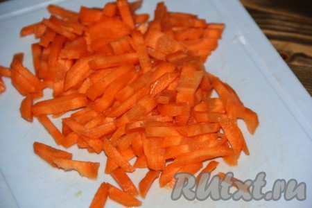 Морковь очистить и нарезать небольшими брусочками.
