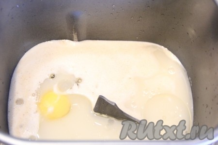 Я замес теста делала в хлебопечке. В ведёрко влить опару, коньяк, оставшуюся тёплую воду (всего нужно 300 мл воды на тесто, включая опару), яйцо и масло. Добавить сахар.
