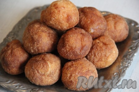 Жарить армянские пончики в большом количестве очень хорошо разогретого растительного масла на среднем огне до золотистого цвета со всех сторон. Готовые пончики выложить на бумажное полотенце.
