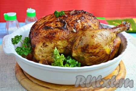 Противень отправить в разогретую до 190 градусов духовку на 2 часа. Курица, приготовленная в соевом соусе в духовке целиком, получается шикарной: вкусной, мягкой, нежной и очень ароматной. Подайте курочку к столу! 
