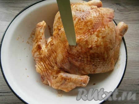 Курицу немного натереть солью, наколоть всю ножом (как на фото) и смазать подготовленным соусом внутри и снаружи. Оставить курицу на пару часов в прохладном месте.
