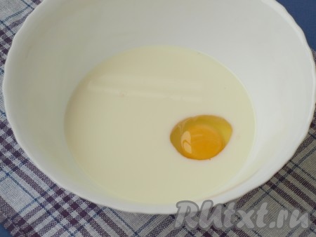В молоко комнатной температуры разбить яйцо, всыпать сахар и соль, хорошо взбить венчиком.