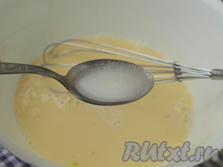 Соду погасить уксусом в столовой ложке, а затем добавить в молочную смесь.
