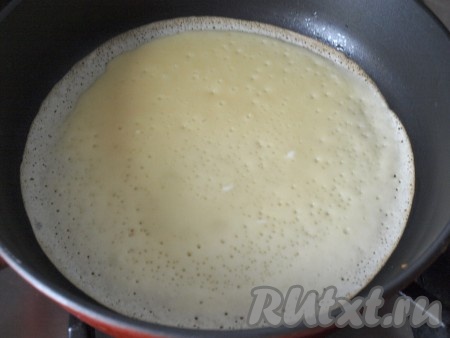 Хорошо нагреть сковороду, смазать растительным маслом с помощью силиконовой кисточки. Половником налить блинное тесто и, наклонив сковороду, равномерно распределить тесто по поверхности.
