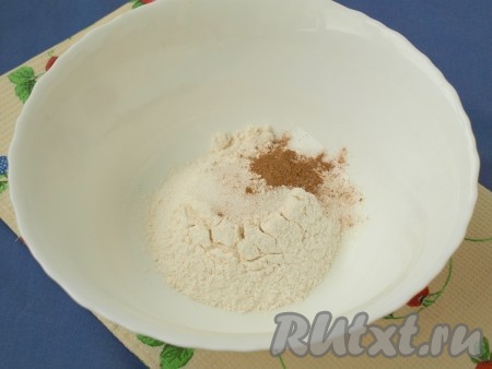 В миску просеять муку с разрыхлителем, добавить сахар, соль и корицу. Если корицу не любите, можете её не добавлять.