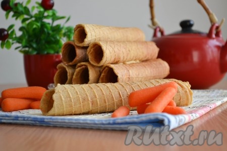 Морковные вафли, приготовленные по этому рецепту, получаются тонкими, хрупкими, сладкими и ароматными. По желанию, можно начинить их любимым кремом или варенной сгущенкой.
