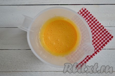 Взбить желтки в течение 2-3 минут (масса станет жидкой и однородной). В конце взбивания добавить ваниль. 