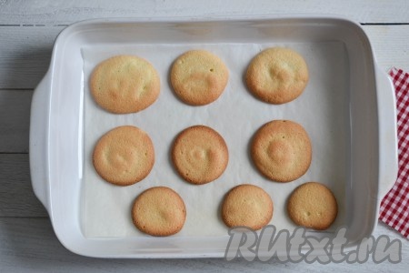 Выпекать яичное печенье в разогретой духовке 10-12 минут при температуре 180 градусов. 