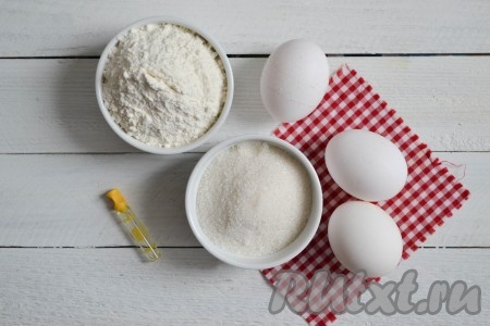 Подготовить необходимые ингредиенты для приготовления печенья. Нам понадобятся мука, сахар и яйца.