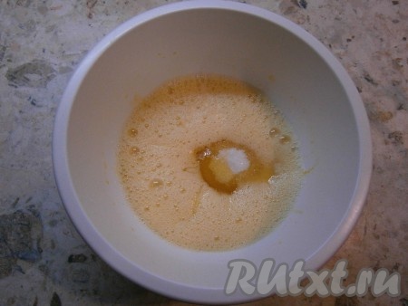 Взбить яйца миксером до пышной пены. Добавить жидкий мед и всыпать сахар с ванильным сахаром.